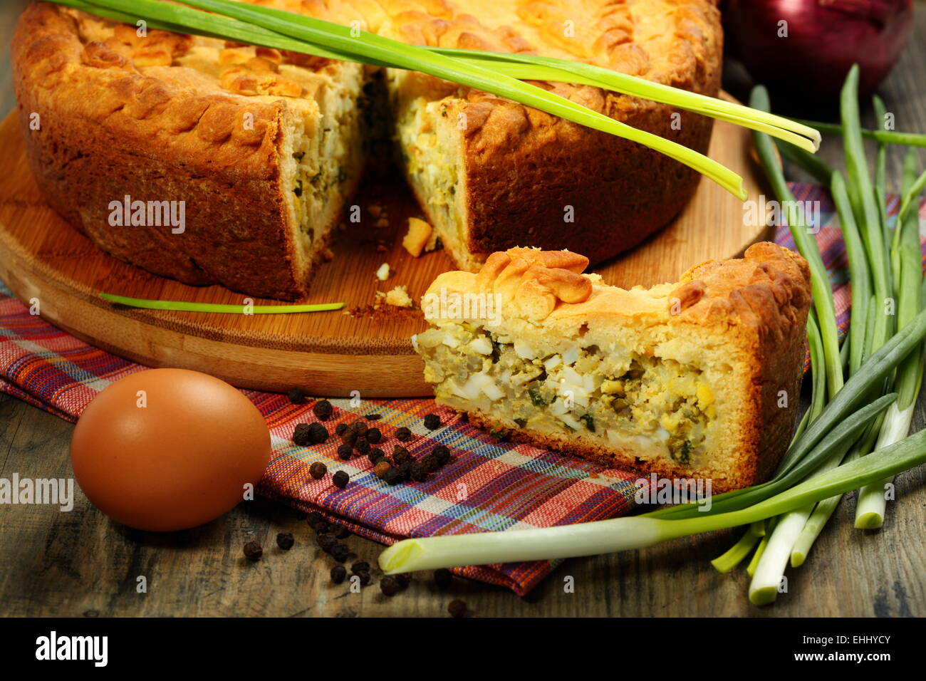 Torte gefüllt mit Eiern und Zwiebeln Closeup. Stockfoto