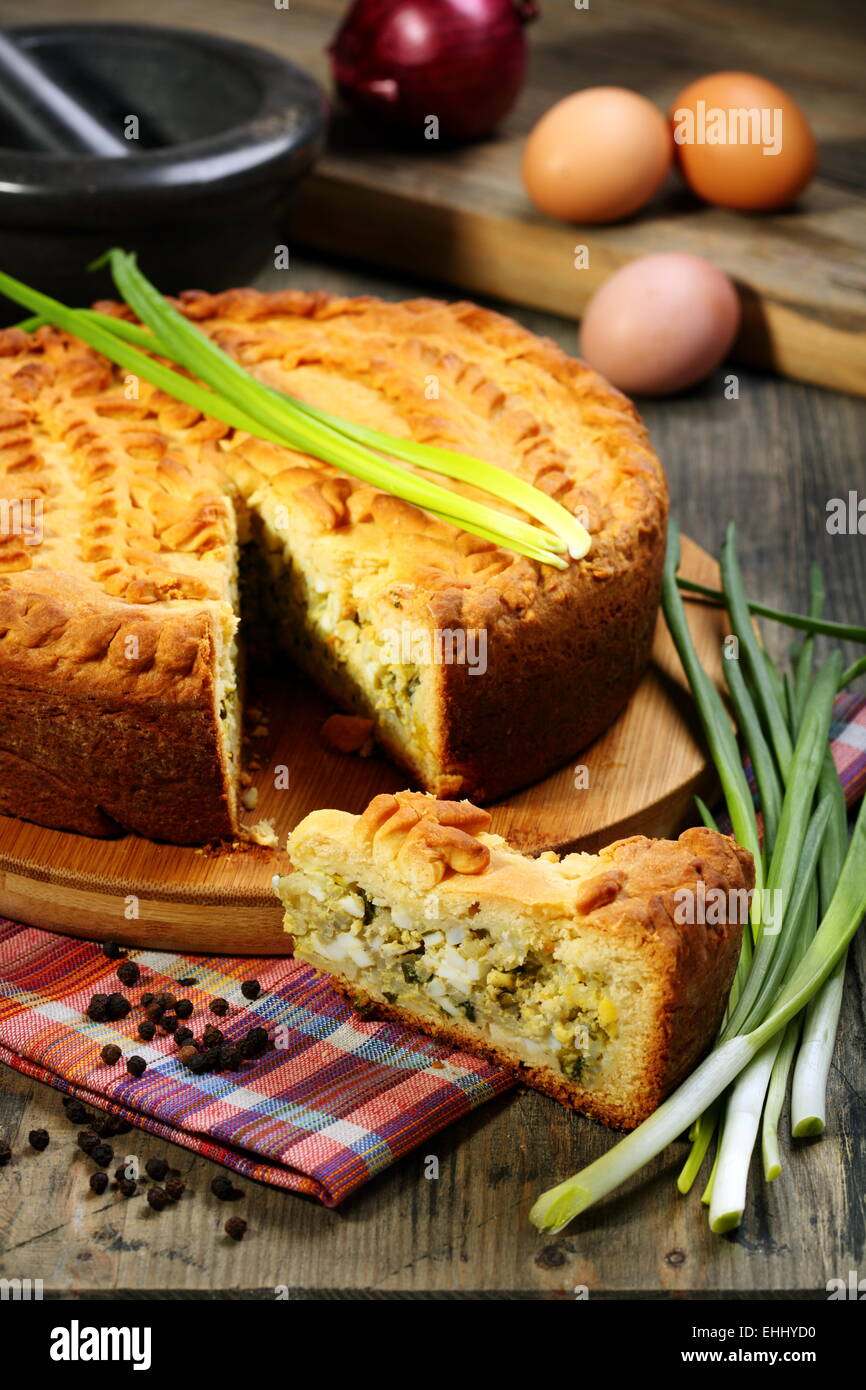 Pie mit Ei und grünen Zwiebeln. Stockfoto