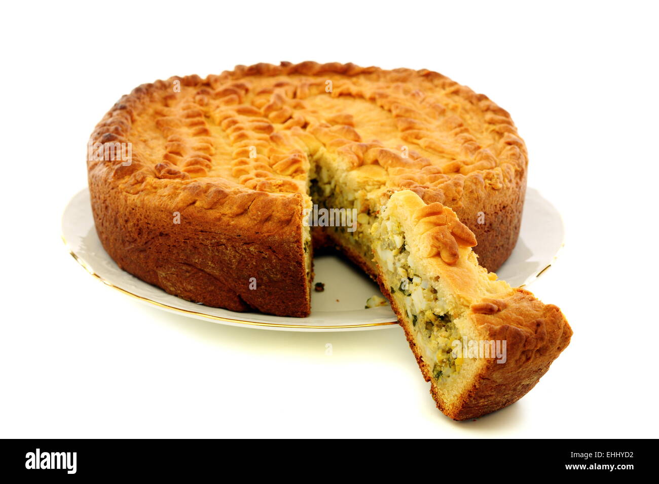 Pie mit grünen Zwiebeln und Eiern gefüllt. Stockfoto