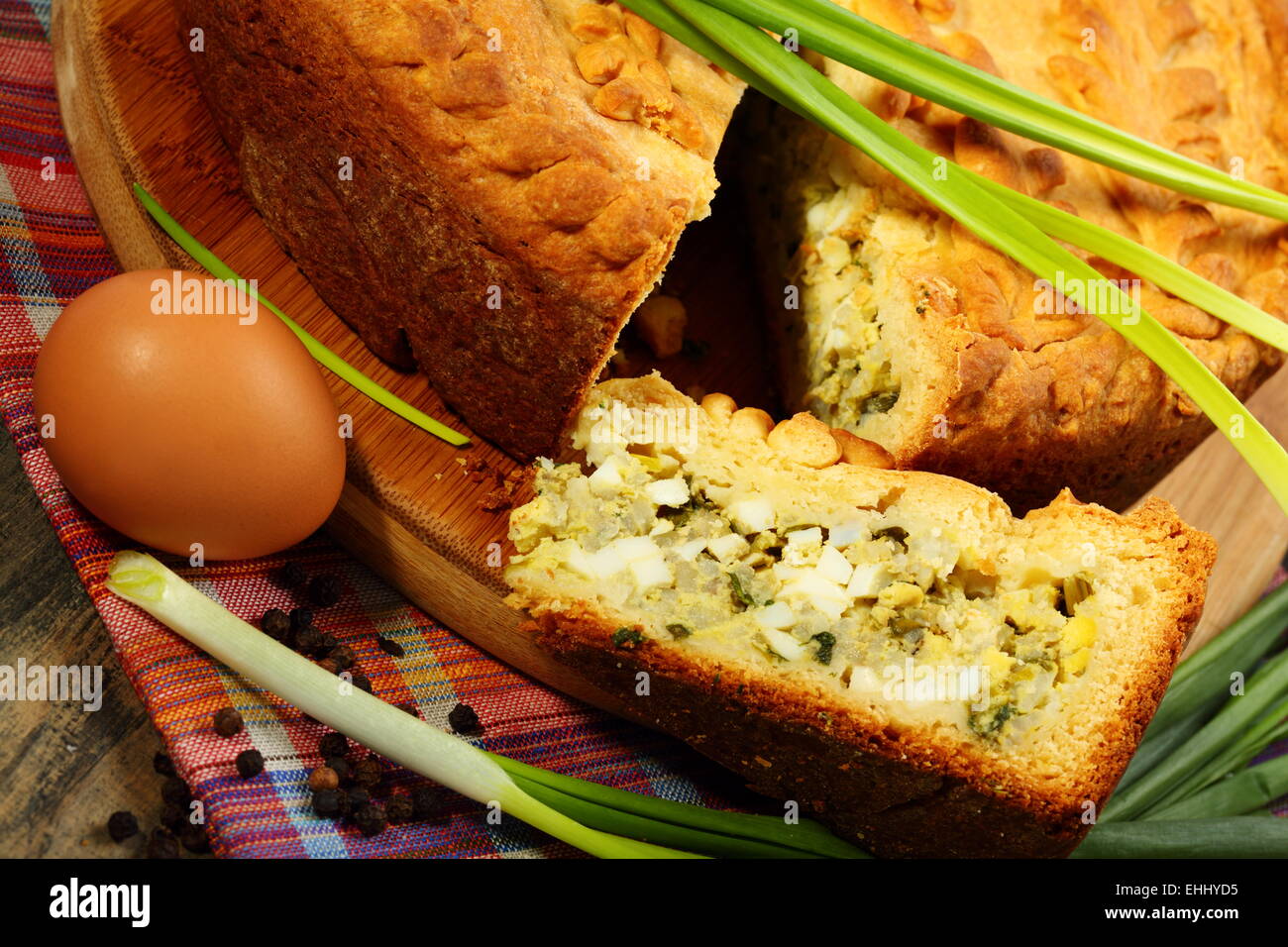 Pie mit Ei und Zwiebel Füllung. Stockfoto