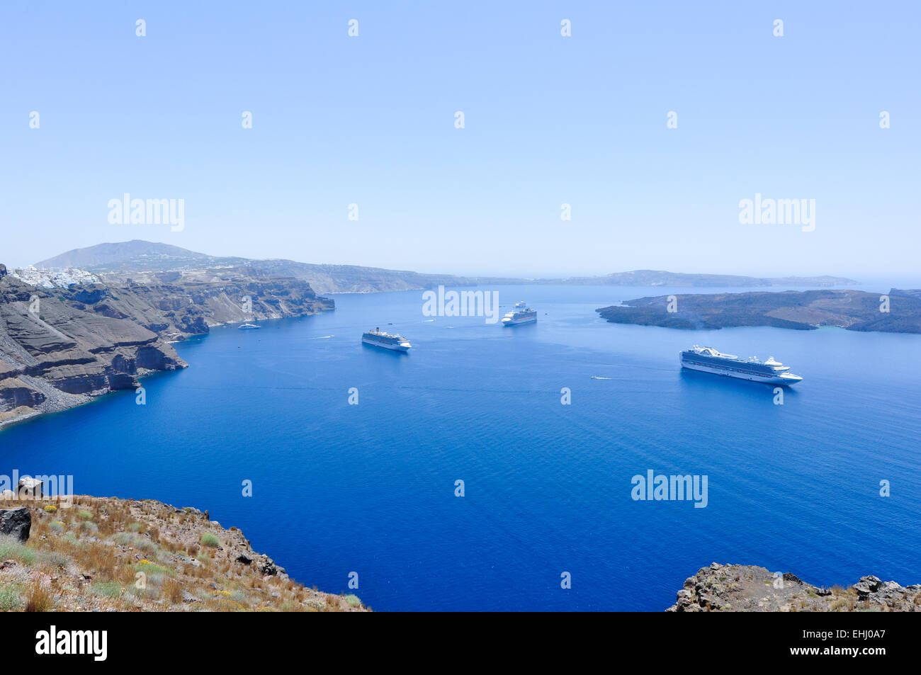 Santorini Kliffküste mit blauen Meer der Ägäis, Griechenland. Stockfoto