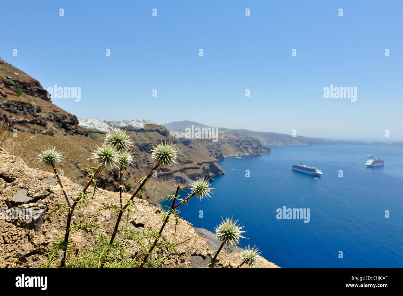 Santorini Kliffküste mit blauen Meer der Ägäis, Griechenland. Stockfoto