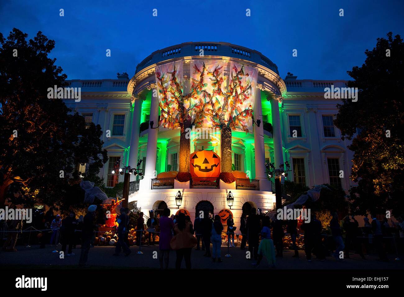 Das weiße Haus Süden Portico eingerichtet für Halloween als Präsident begrüßt lokale Kinder und Kinder der Soldaten und deren Angehörige für Süßes oder Saures am Halloween-Abend 31. Oktober 2014 in Washington, DC. Stockfoto