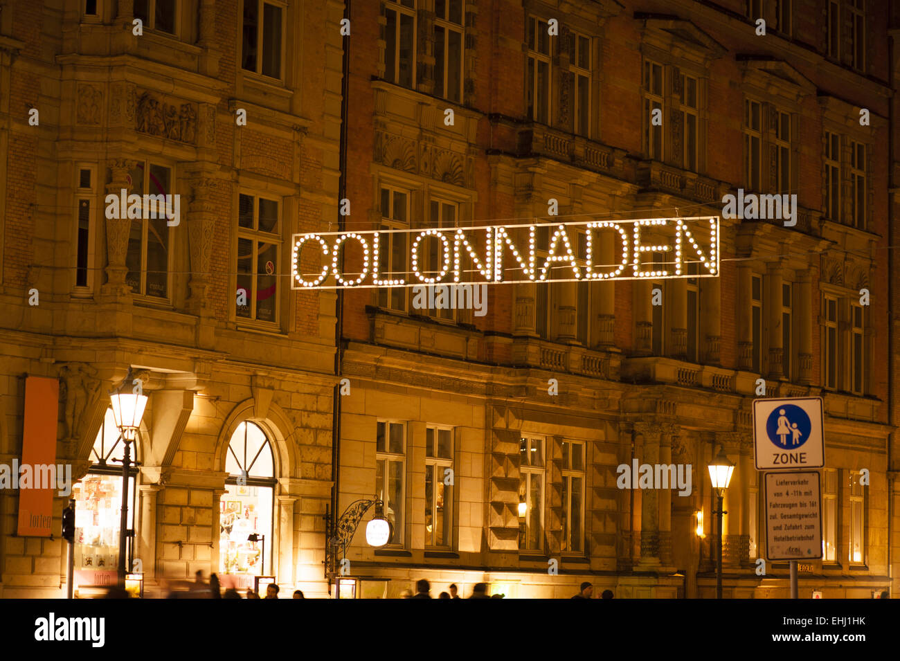 Einkaufsstraße in der Hamburger Innenstadt Stockfoto