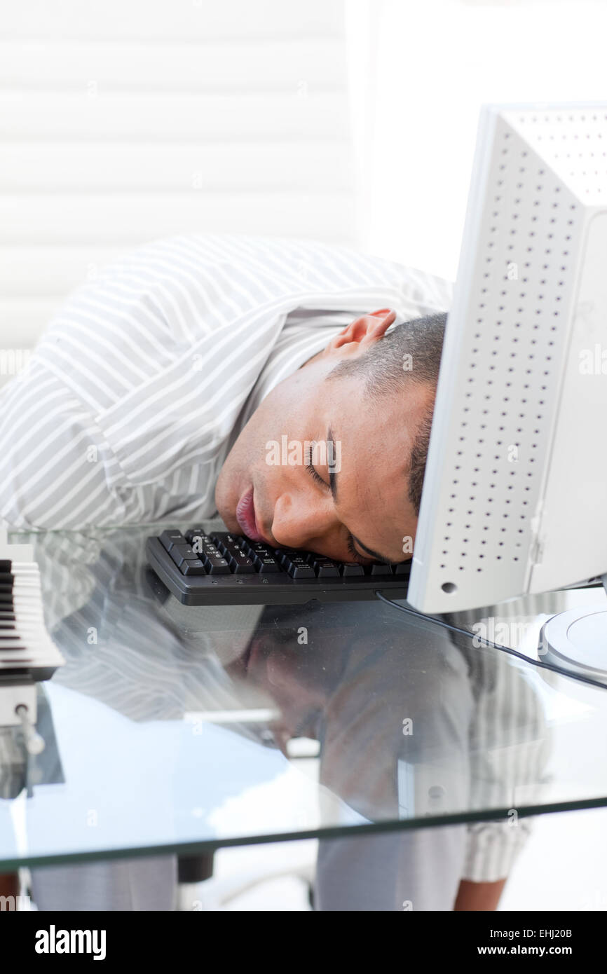Geschäftsmann, schlafen auf einer Tastatur Stockfoto