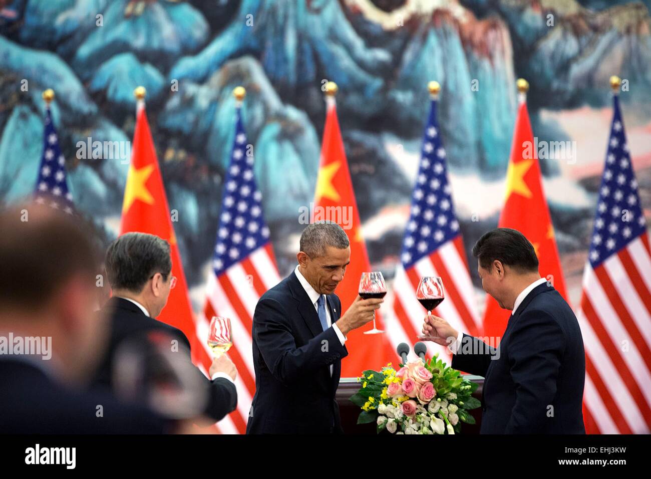 US Präsident Barack Obama bietet einen Toast Präsident Xi Jinping von China während einem Staatsbankett in der großen Halle des Volkes 12. November 2014 in Peking, China. Stockfoto