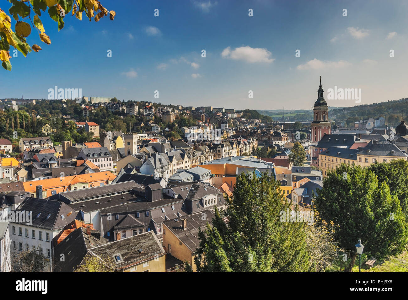 Blick über die Stadt Greiz. Auf der rechten Seite ist der Turm der St. Marys Church, Greiz, Thüringen, Deutschland, Europa Stockfoto