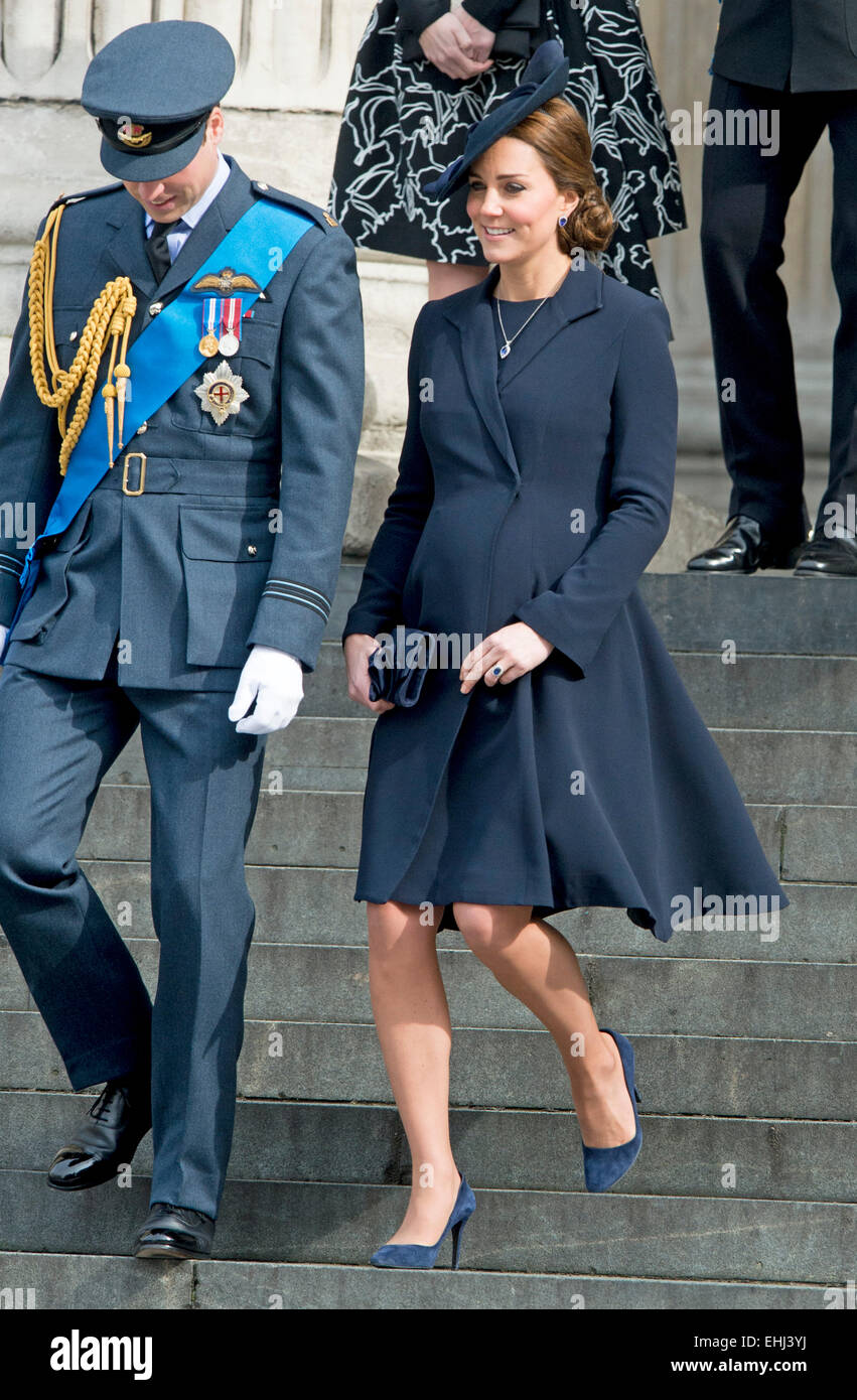 London, UK. 13. März 2015. Besuchen Sie der Herzog und die Herzogin von Cambridge, William und Catherine, den Gedenkfeier Service um das Ende der Kampfhandlungen in Afghanistan und der Parade am St. Pauls Cathedral in London, Vereinigtes Königreich, 13. März 2015 markieren. Foto: Patrick van Katwijk / POINT DE VUE OUT - NO WIRE SERVICE-/ Dpa/Alamy Live News Stockfoto