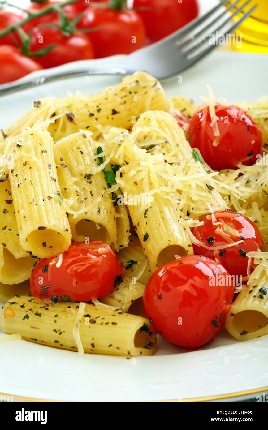 Pasta mit Tomaten und Käse. Stockfoto