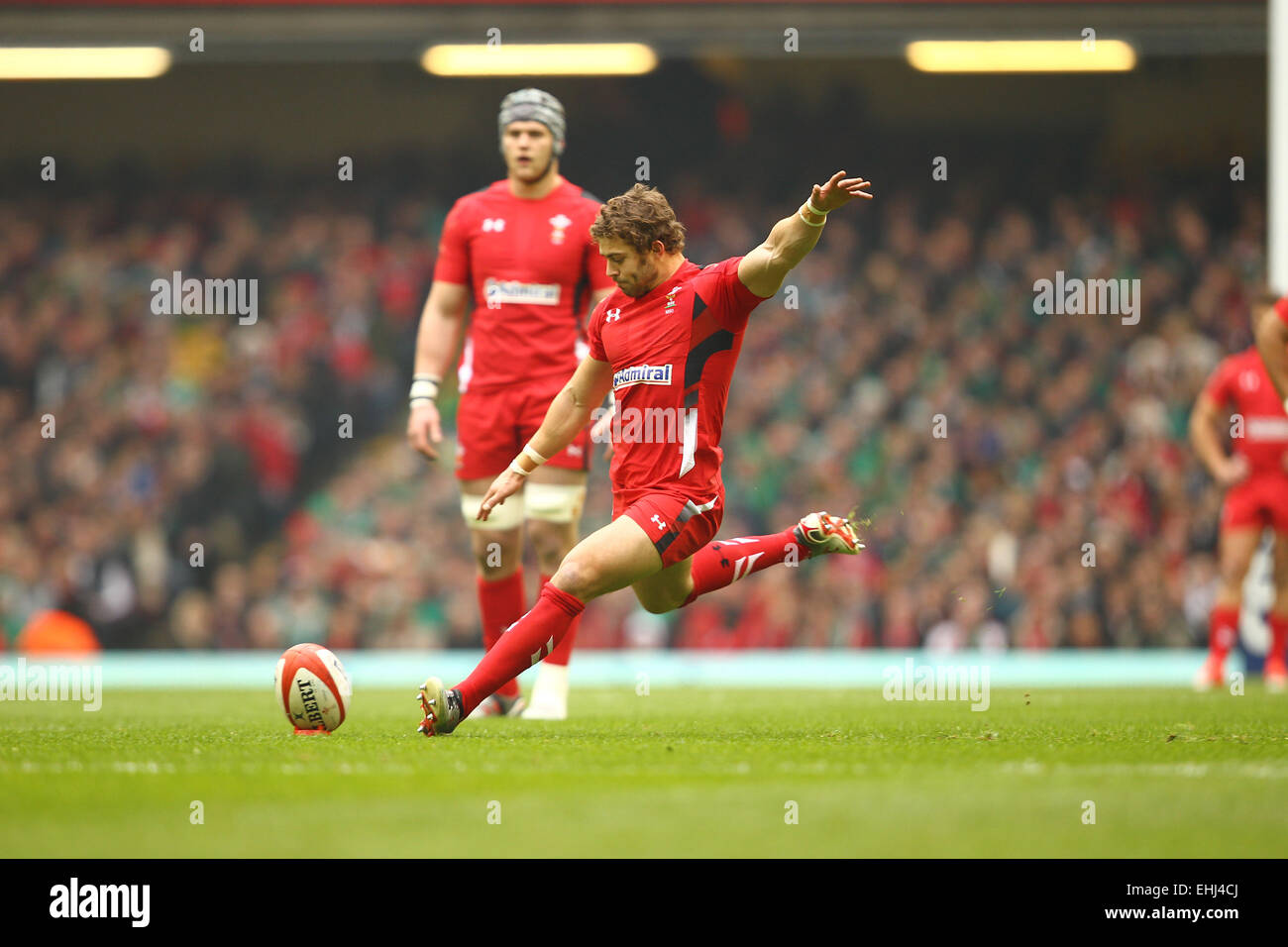 Cardiff, Wales. 14. März 2015. 6 Nations Championship. Wales vs. Irland. Leigh Halfpenny (Wales) startet die erste Strafpunkte. Bildnachweis: Aktion Plus Sport/Alamy Live-Nachrichten Stockfoto