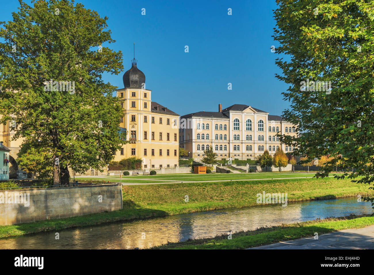 Neben der unteren Burg befindet sich das ehemalige Lyzeum und Gymnasium, erbaut im Jahre 1874, Greiz, Thüringen, Deutschland, Europa Stockfoto