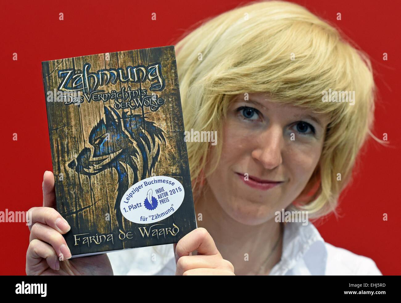 Leipzig, Deutschland. 14. März 2015. Farina de Waard, Gewinner der Neobooks und der Leipziger Buchmesse "Indie-Autor-Preis" (Indie Autor Preis) posiert mit ihrem preisgekrönten Buch "Zaehmung: Das Vermaechtnis der Wölfe", in Leipzig, Deutschland, 14. März 2015. Es ist das dritte Mal, das zu einer selbst-Publiser der Indie-Preis ausgezeichnet wurde. Foto: Hendrik Schmidt/Dpa/Alamy Live News Stockfoto