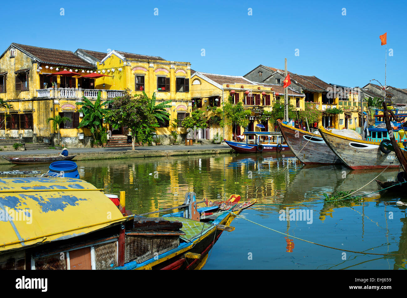 Blick auf den Kanal in der Mitte der Stadt von Hoi an, Vietnam, mit traditionellen Booten Stockfoto