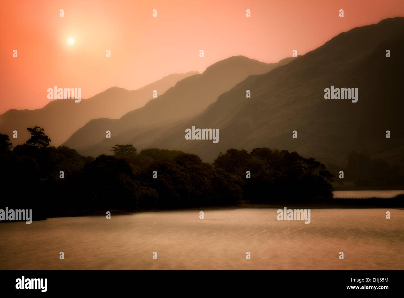 Blick auf See vor Kylemore Abbey. Connemara Region, Irland Stockfoto