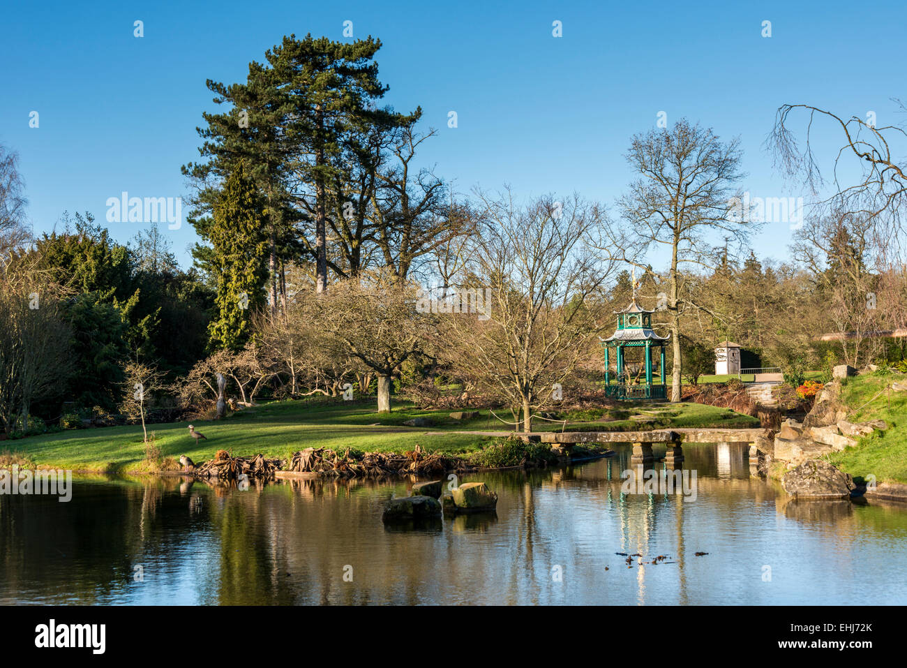 Wassergärten an bei Cliveden, einer Denkmalschutz-Immobilie in Taplow, Buckinghamshire, England Stockfoto