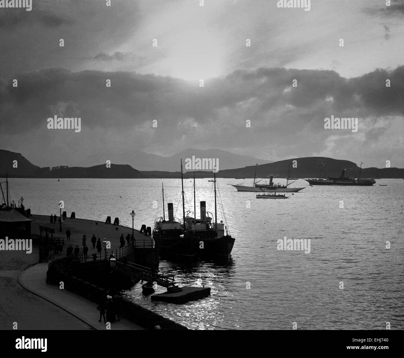 AJAXNETPHOTO - 1911 / 12 CA. - SONNENUNTERGANG - A FOTO IN EDWARDIAN ZEITEN VON OBAN, ARGYLL, SCHOTTLAND, BLICK AUF DIE BUCHT VON OBAN MIT DEN BERGEN VON KERRERA DARÜBER HINAUS. FOTO: AJAX VINTAGE BILD BIBLIOTHEK REF: () PLA OBAN 1900S 80201 14 Stockfoto
