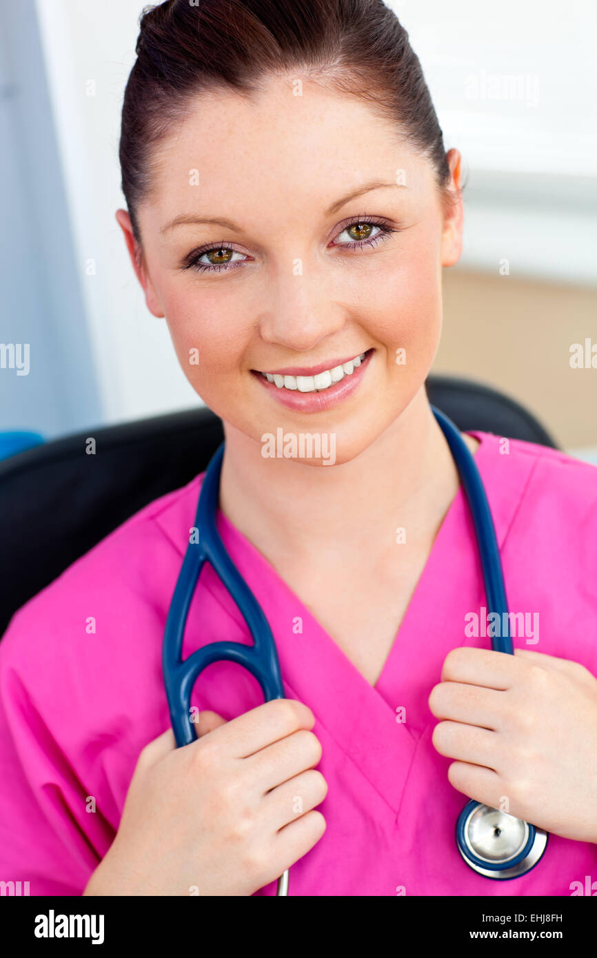 Positive Krankenschwester lächelt in die Kamera Stockfoto