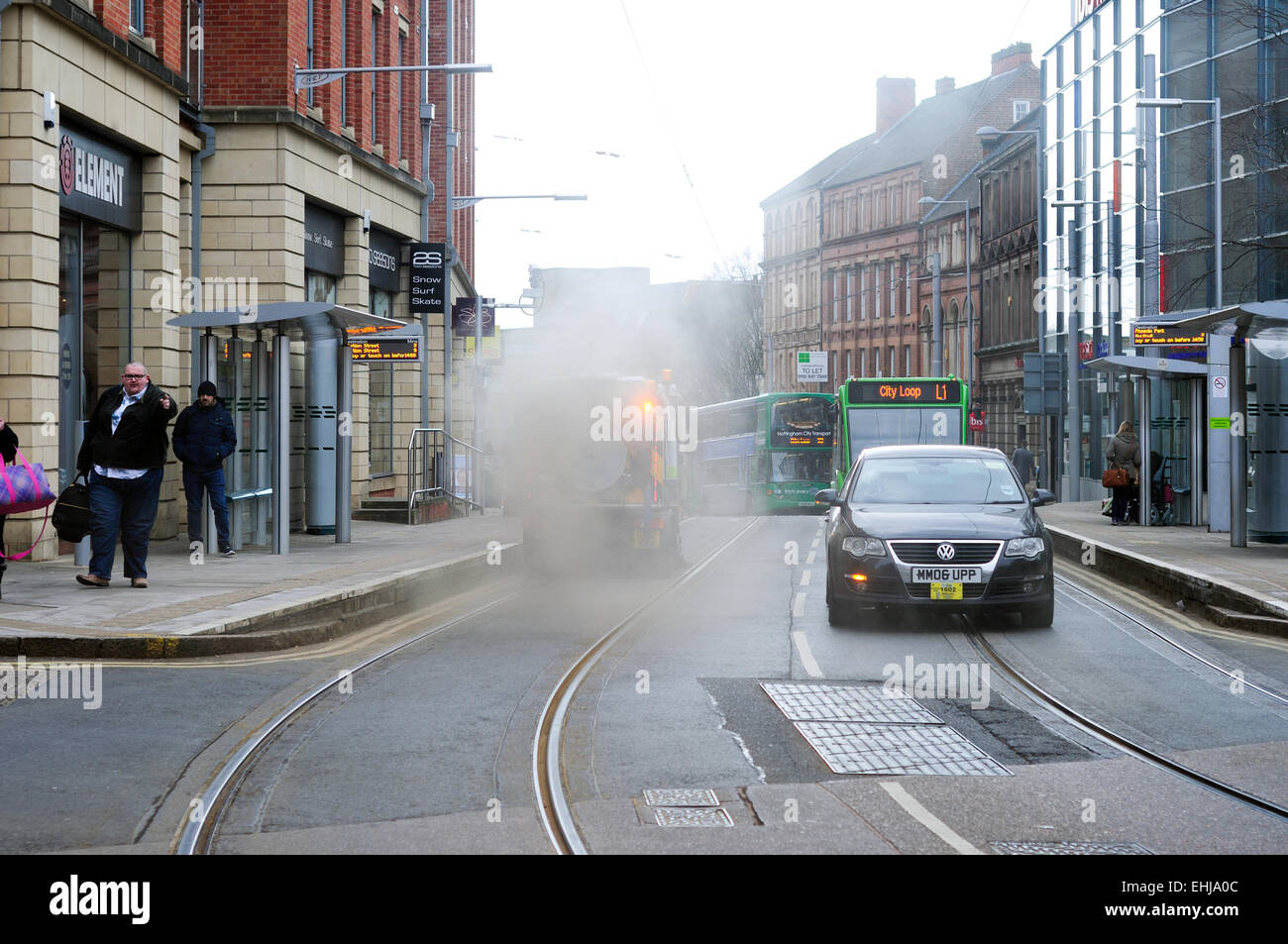 Nottingham,UK.14th März 2015.Nottingham Stadtrat Kehrmaschine schafft mehr Dreck als es reinigt-Up. Das geschwungene Strassenfahrzeug arbeiten durch die Straßen der Stadt-Zentrum wehte Wolken Dreck ersticken Menschen auf den Bürgersteigen. Der Fahrer schien total ahnungslos und gedankenlos geweitermacht. Stockfoto