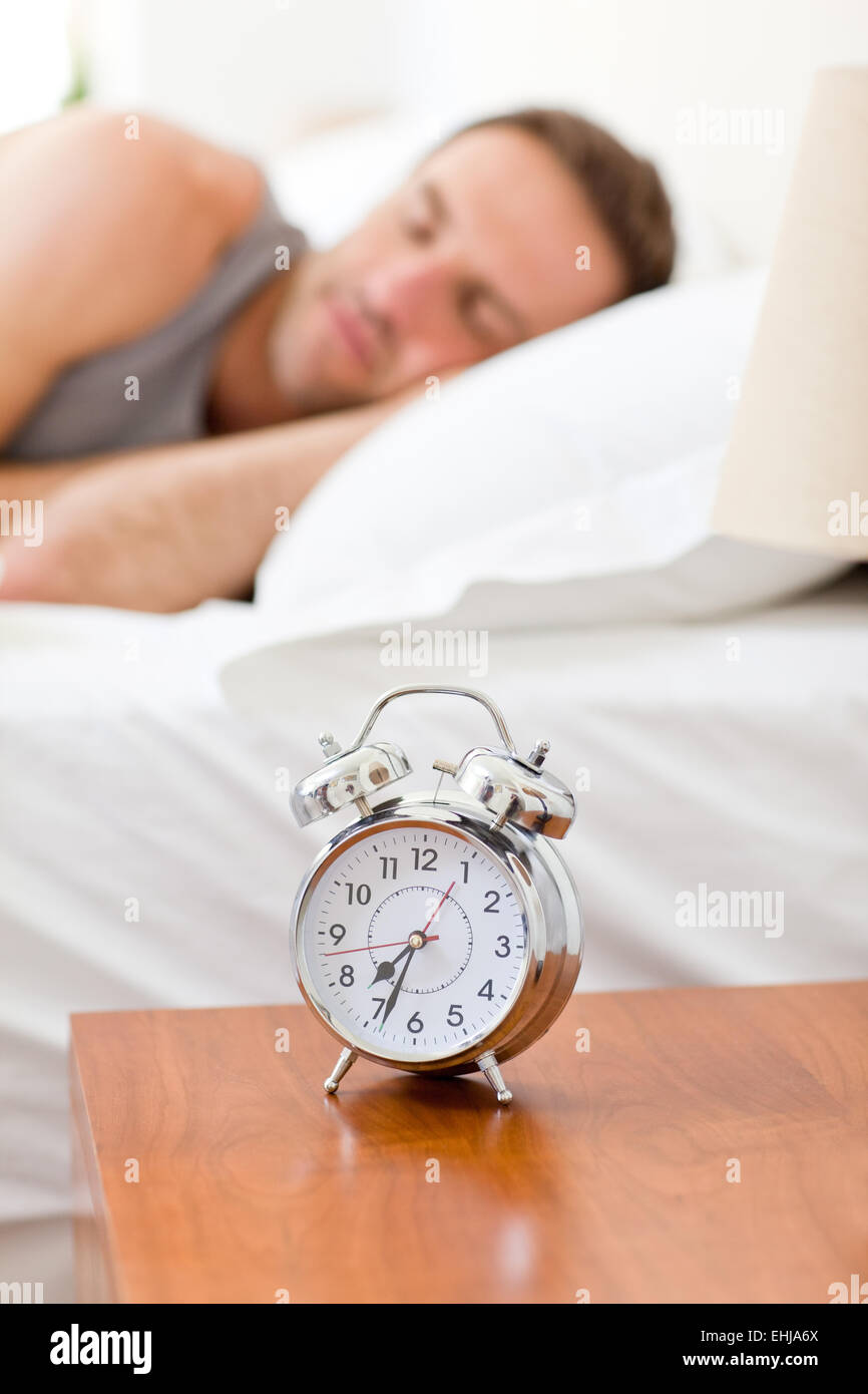 Entspannende Mann in seinem Bett schlafen Stockfoto