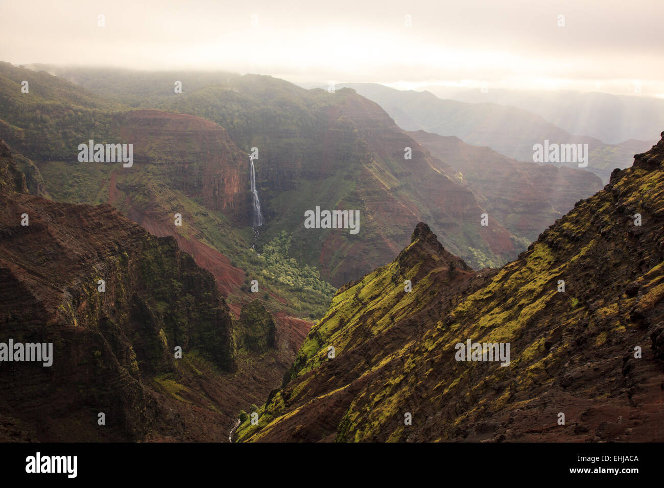 Wasserfall (Waipoo Falls) in Waimea Canyon, Kauai, Hawaii, USA Stockfoto