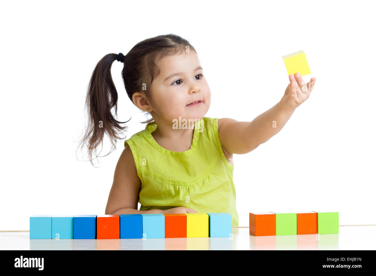 Kind spielt mit Bauklötzen und Erlernen von Farben Stockfoto