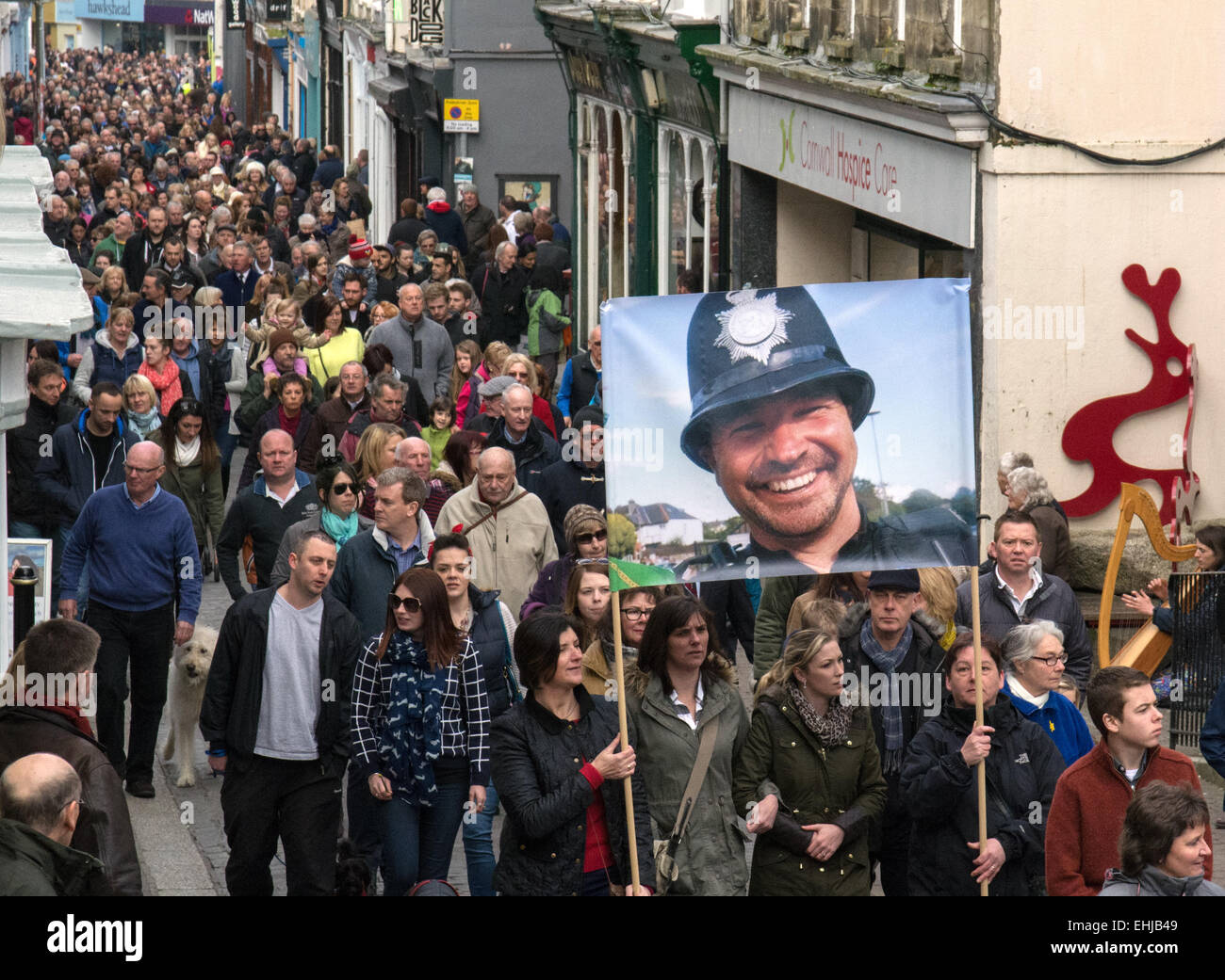 Falmouth, Cornwall, UK. 14. März 2015. 6000 Menschen marschierten die Straßen von Falmouth nach der beliebten Gemeinschaft schlagen Offizier PC Andy Hocking Tribut zollen, die letzte Woche im Alter von 52 Jahren plötzlich an einem Herzinfarkt starb. Bildnachweis: Simon Yates/Alamy Live-Nachrichten Stockfoto