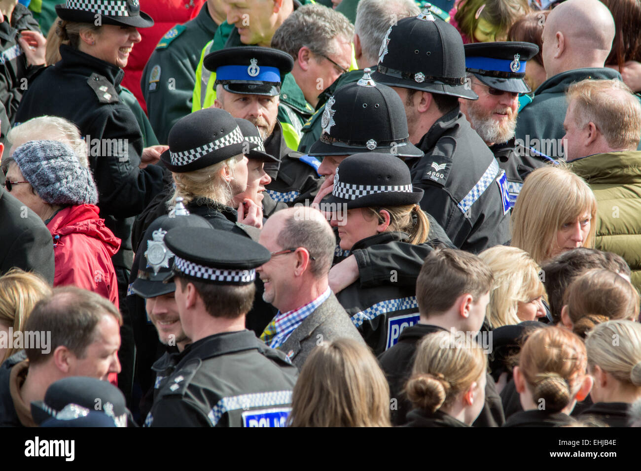 Falmouth, Cornwall, UK. 14. März 2015. Polizisten mit einer Masse von 6000 Menschen zahlen ihre Ehrungen in Gemeinschaft schlagen Offizier PC Andy Hocking starb plötzlich an einem Herzinfarkt im Alter von 52 letzte Woche in Falmouth. Bildnachweis: Simon Yates/Alamy Live-Nachrichten Stockfoto