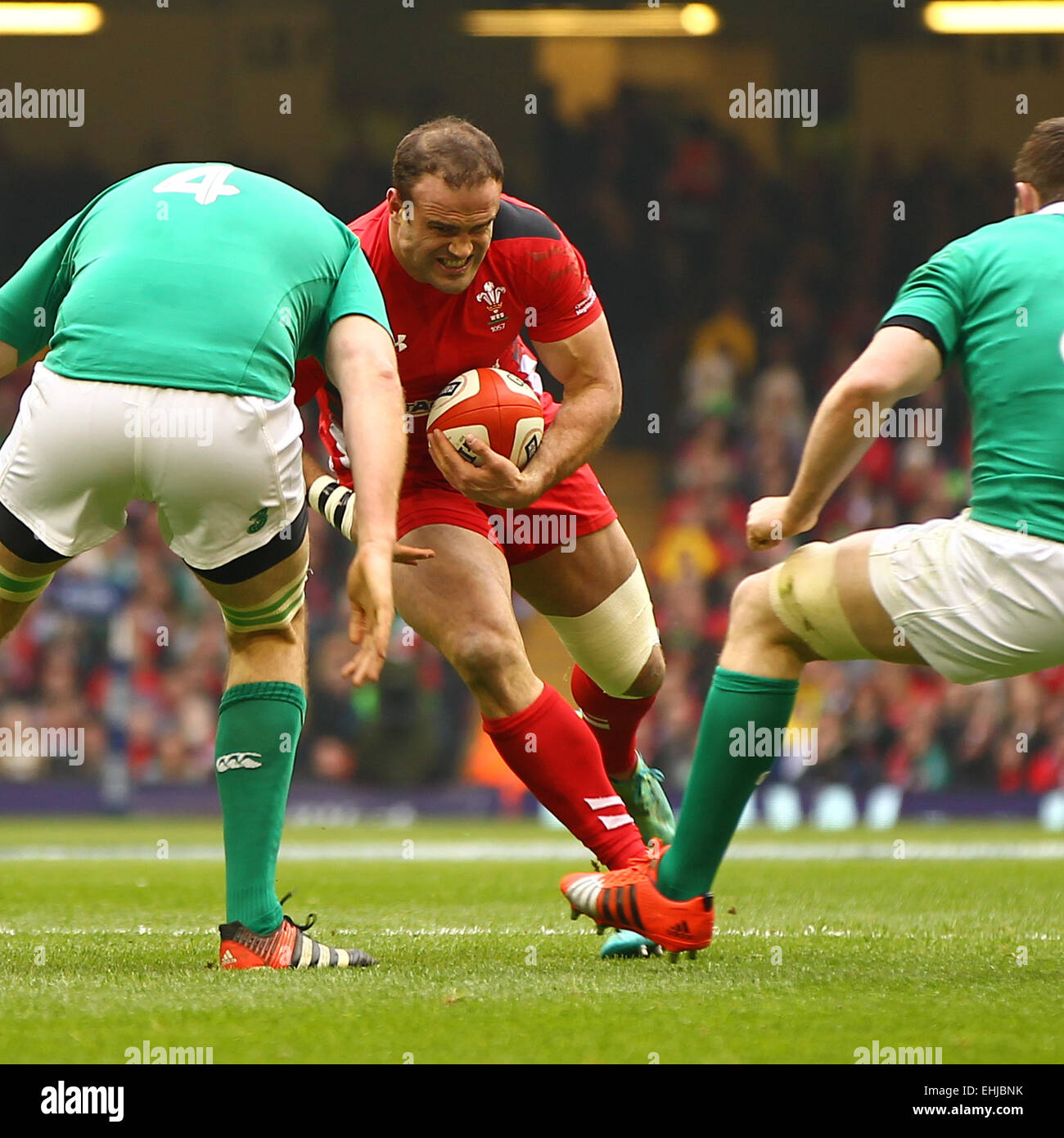Cardiff, Wales. 14. März 2015. 6 Nations Championship. Wales vs. Irland. Jamie Roberts (Wales) auf die Ladung. Bildnachweis: Aktion Plus Sport/Alamy Live-Nachrichten Stockfoto