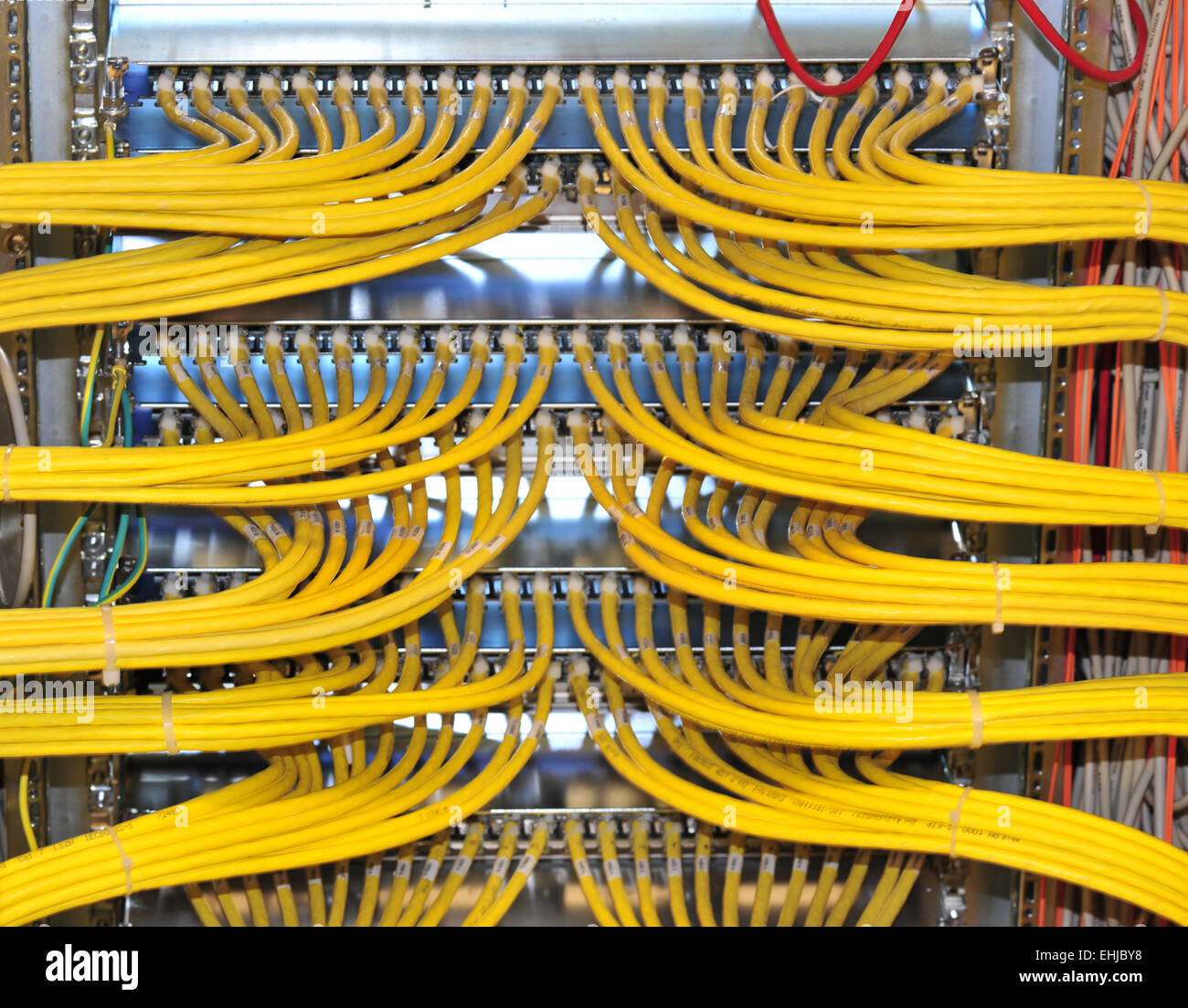 LANVerkabelung im Rechenzentrum Stockfotografie Alamy LANVerkabelung im Rechenzentrum Stockfotografie Alamy