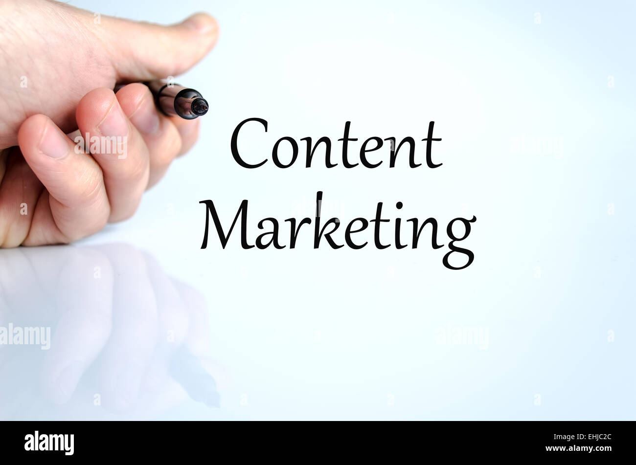 Stift in der Hand isoliert auf weißem Hintergrund Content Marketing Stockfoto