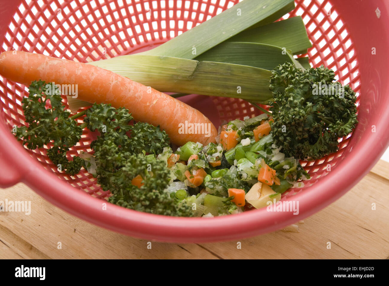 Suppengrün in die kulinarische Sieb Stockfoto