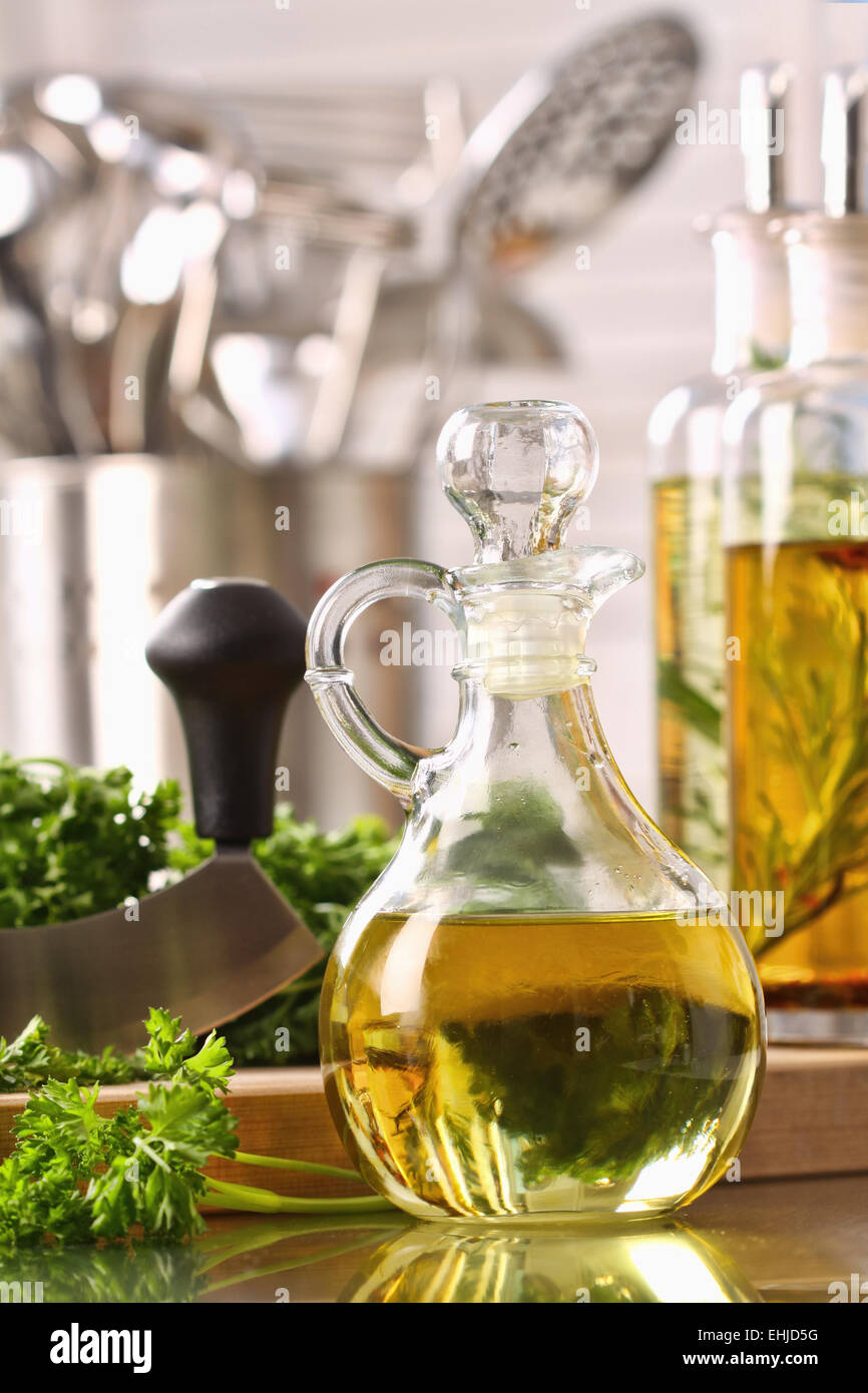 Flasche Olivenöl und frischer Petersilie Stockfoto