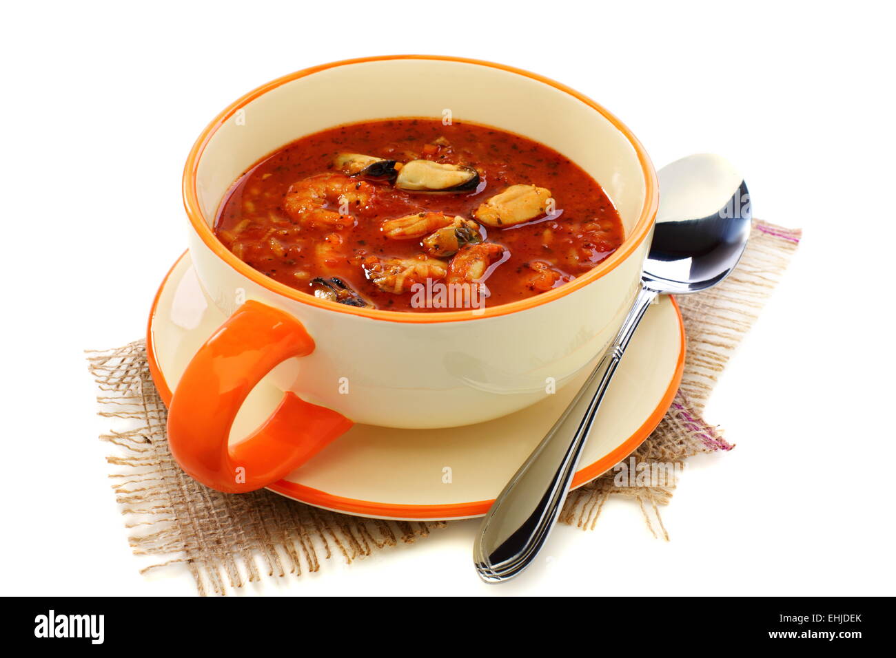 Tasse Suppe mit Meeresfrüchten und Tomaten. Stockfoto