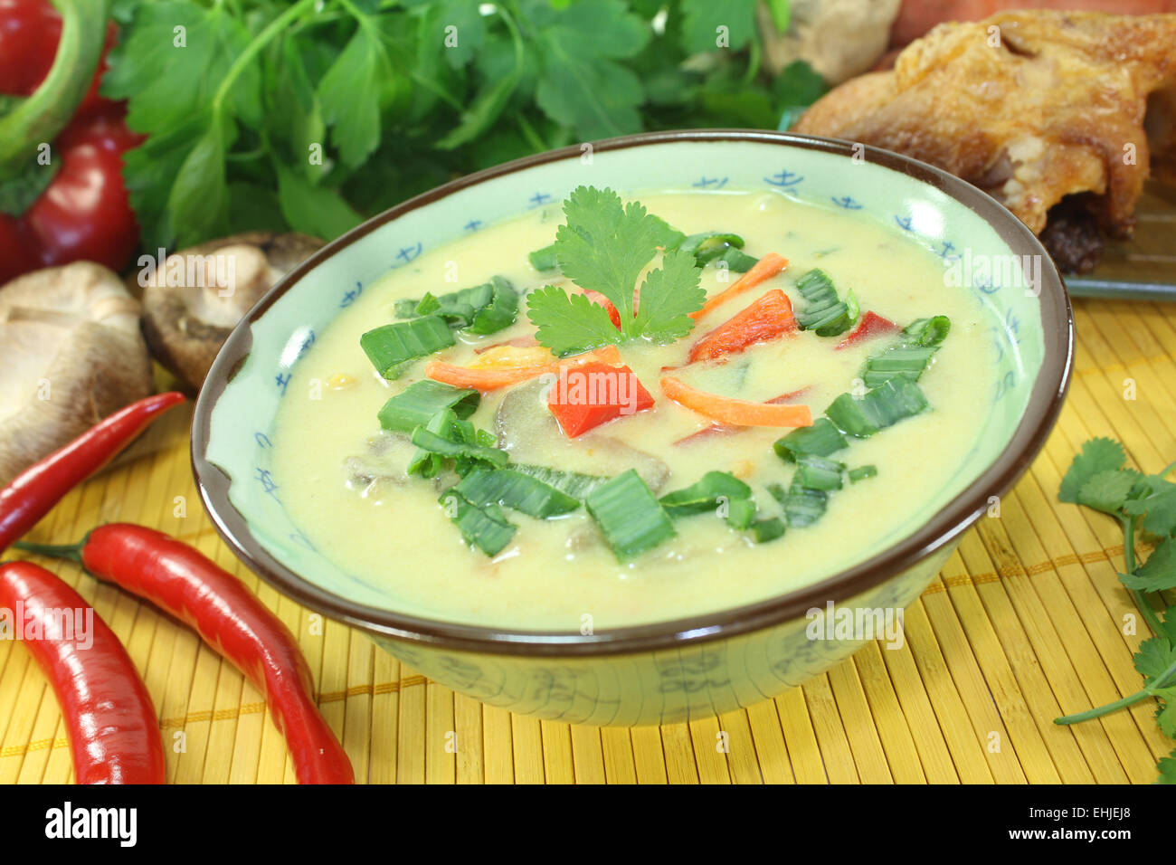 Curry-Suppe mit Huhn und Ingwer Stockfoto