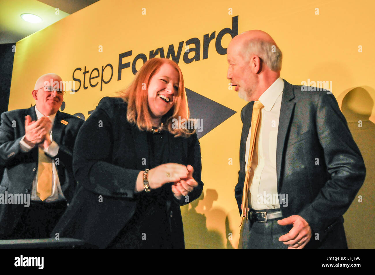 Belfast, Nordirland. 14. März 2015 - Alliance Party stellvertretender Leiter Naomi lang MP und Leader David Ford MLA teilen einen Witz Credit: Stephen Barnes/Alamy Live News Stockfoto
