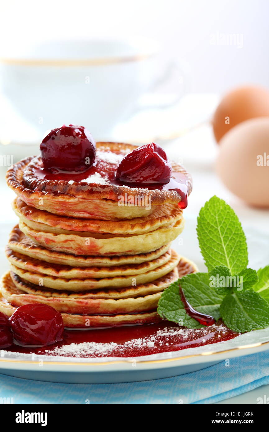 Kleine Pfannkuchen mit Fruchtsauce. Stockfoto