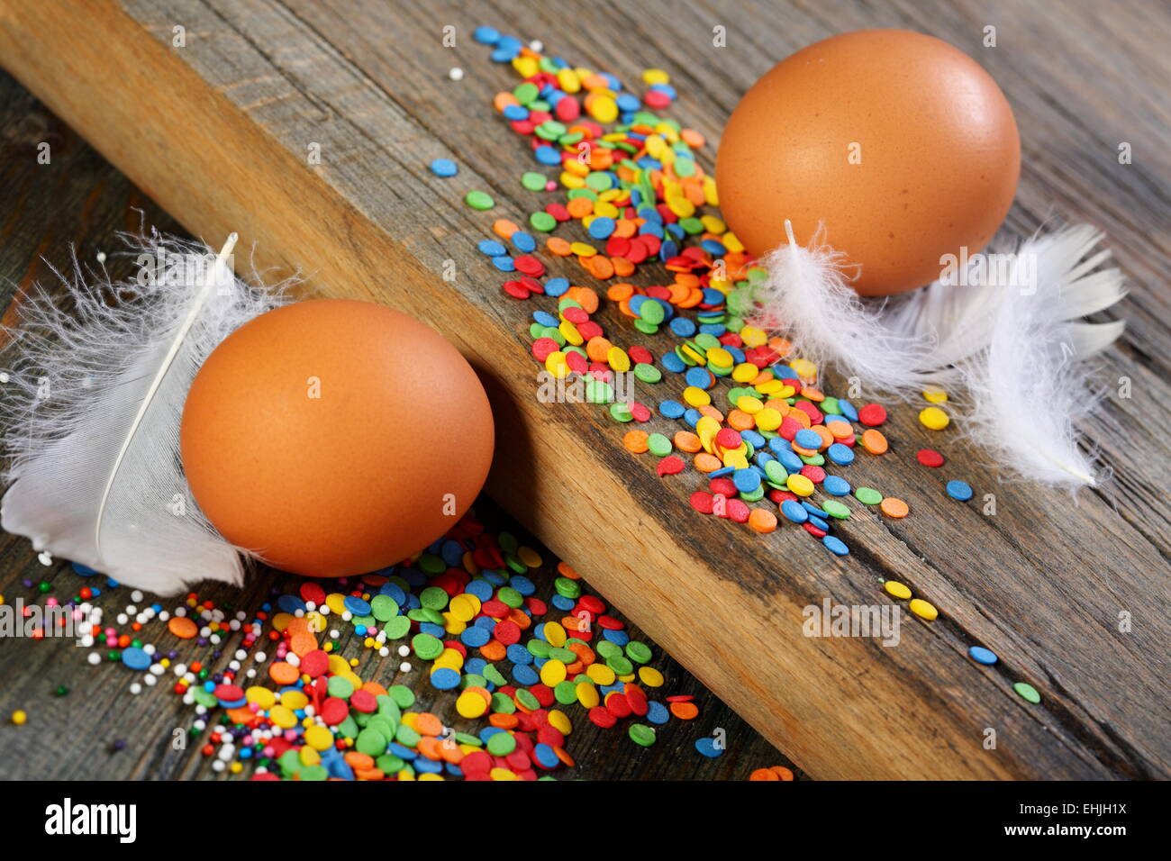 Eiern, Federn und Osterschmuck. Stockfoto