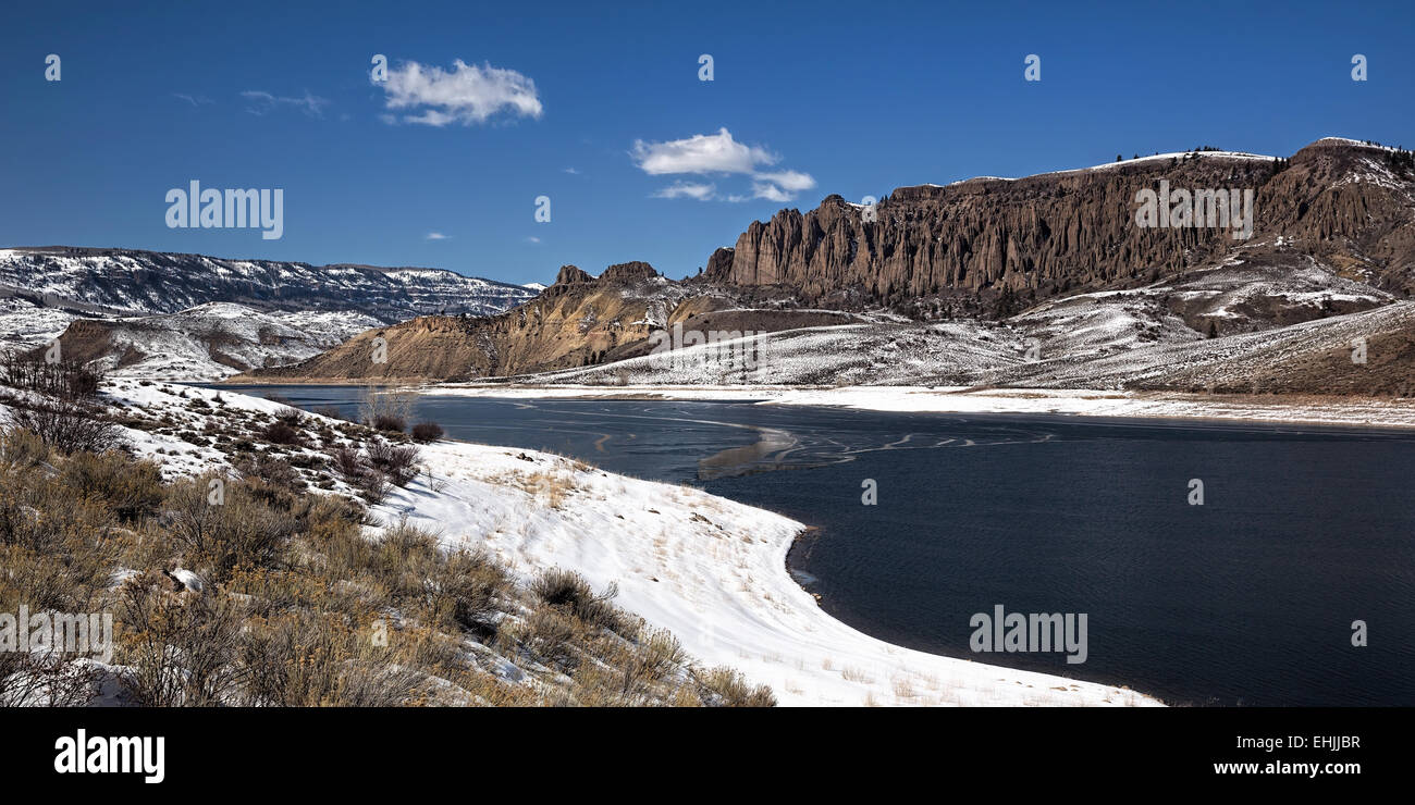 Snowy Mountains umgeben teilweise gefrorenen Blue Mesa Reservoir in der Nähe von Gunnison, Colorado USA Stockfoto