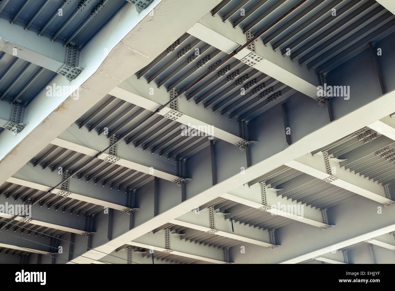Abstrakte Stahlkonstruktion mit Balken und Schrauben Kreuzungen Stockfoto