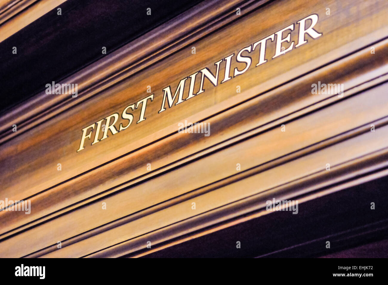 Über der Tür des ersten Ministers im Parlamentsgebäude Stormont, Belfast melden Stockfoto