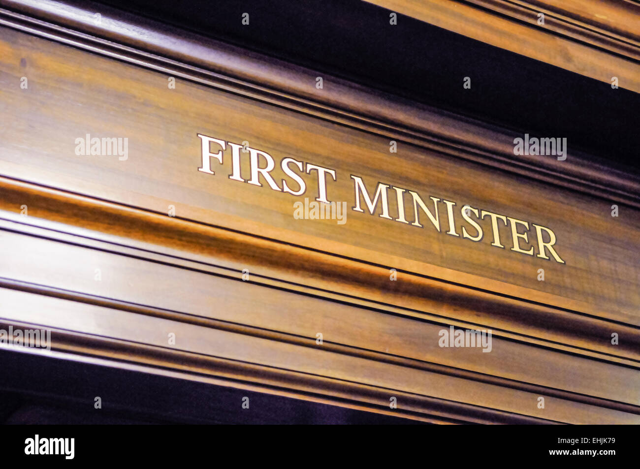 Über der Tür des ersten Ministers im Parlamentsgebäude Stormont, Belfast melden Stockfoto