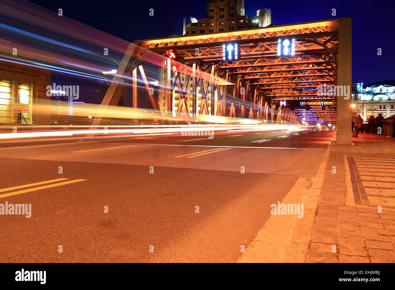 Lichtspuren auf der Garten-Brücke in shanghai Stockfoto