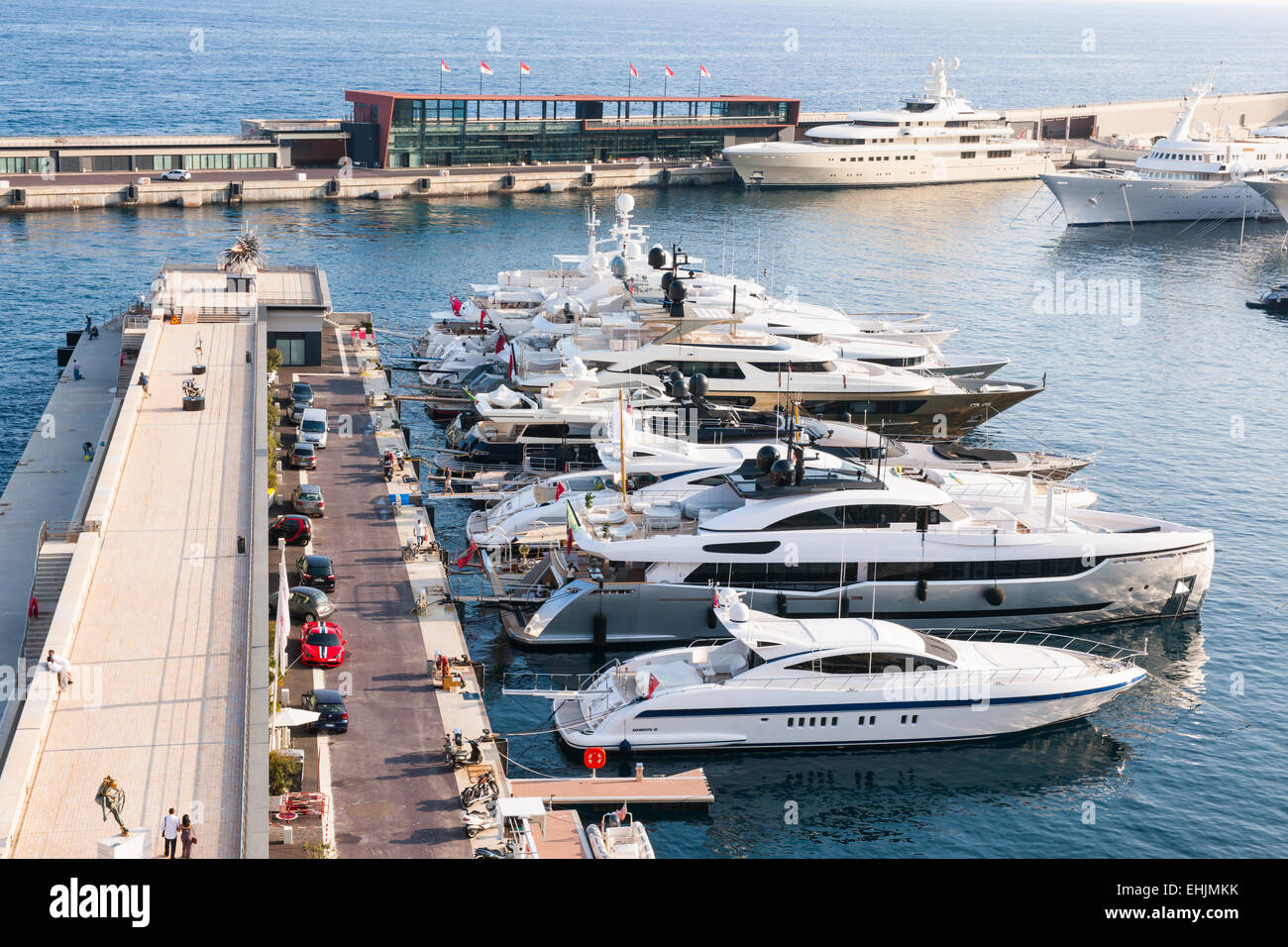 MONTE CARLO, MONACO - 3. Oktober 2014: Luxus-Yachten angedockt am Pier von Port Hercule in Monaco gesehen von Gärten am Meer. Stockfoto