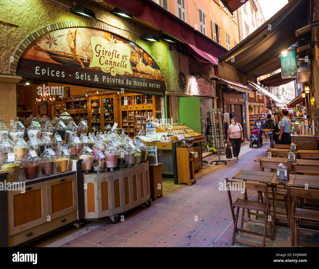 Nizza, Frankreich - 2. Oktober 2014: Feinkostladen "Girofle et Cannelle" auf Rue Pairoliere, einer malerischen Fußgängerzone. Stockfoto