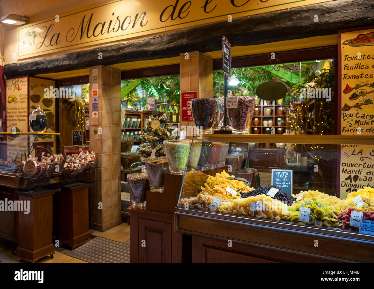 Nizza, Frankreich - 2. Oktober 2014: Feinkostladen "La Maison de l'Olive" auf der Rue Pairoliere, einer malerischen Fußgängerzone Stockfoto