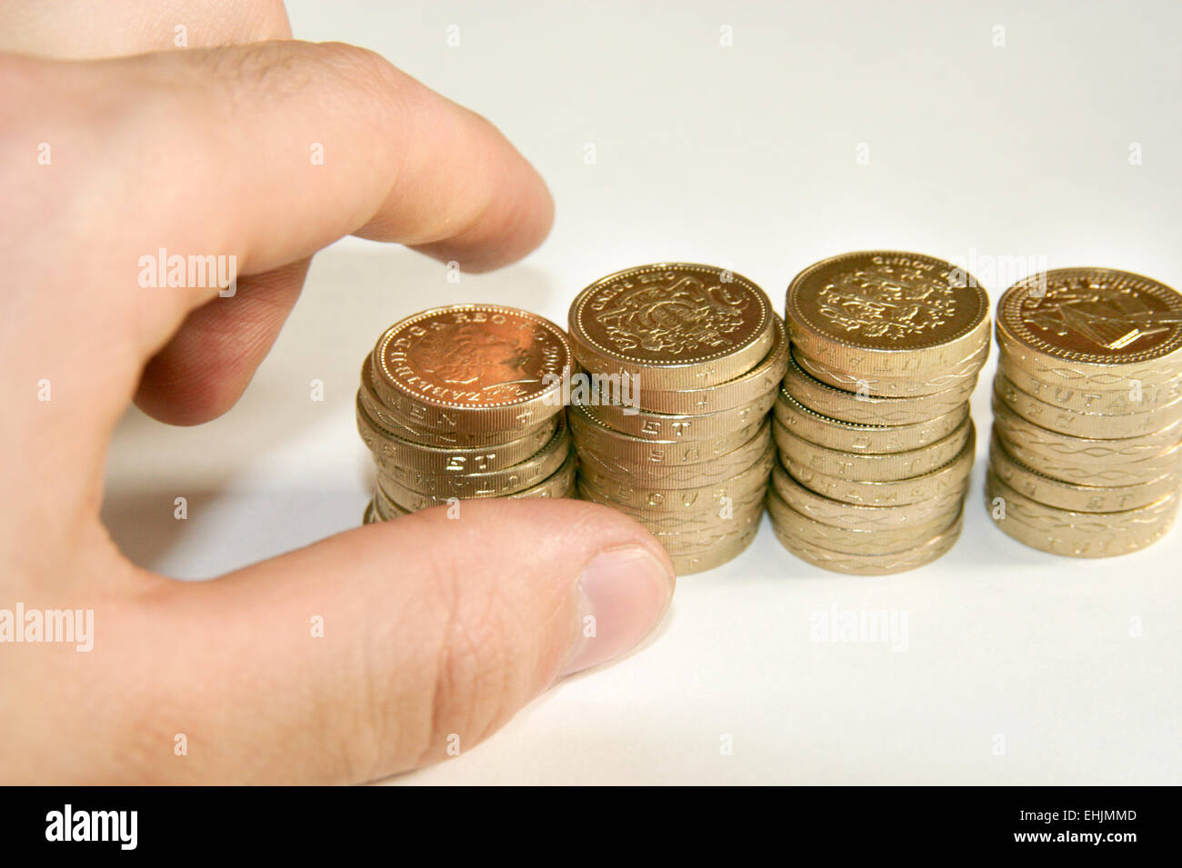 Hand zählen Bargeld Sterling Pfund-Münzen Stockfoto