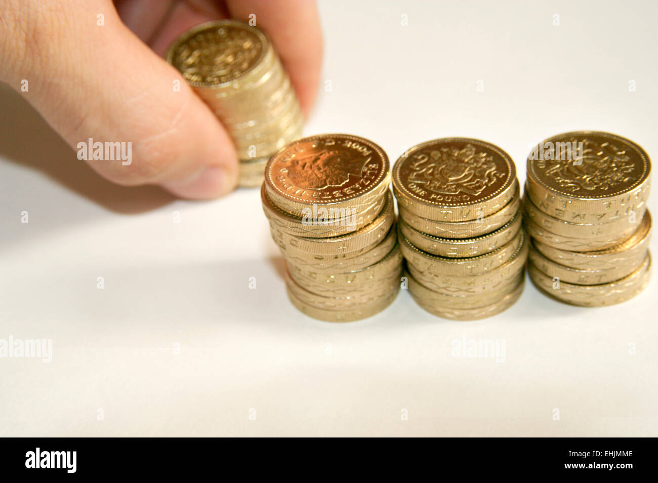 Hand zählen Bargeld Sterling Pfund-Münzen Stockfoto