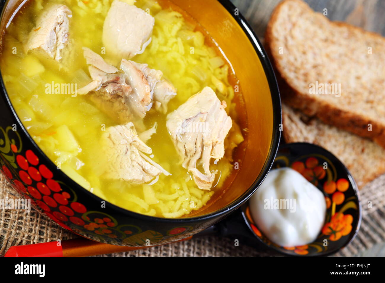 Dicke Suppe mit Reis und Fleisch Closeup. Stockfoto