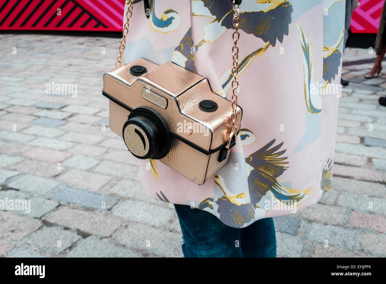 Eine junge Frau mit einer Cara-Kamera über Body Bag Stockfoto