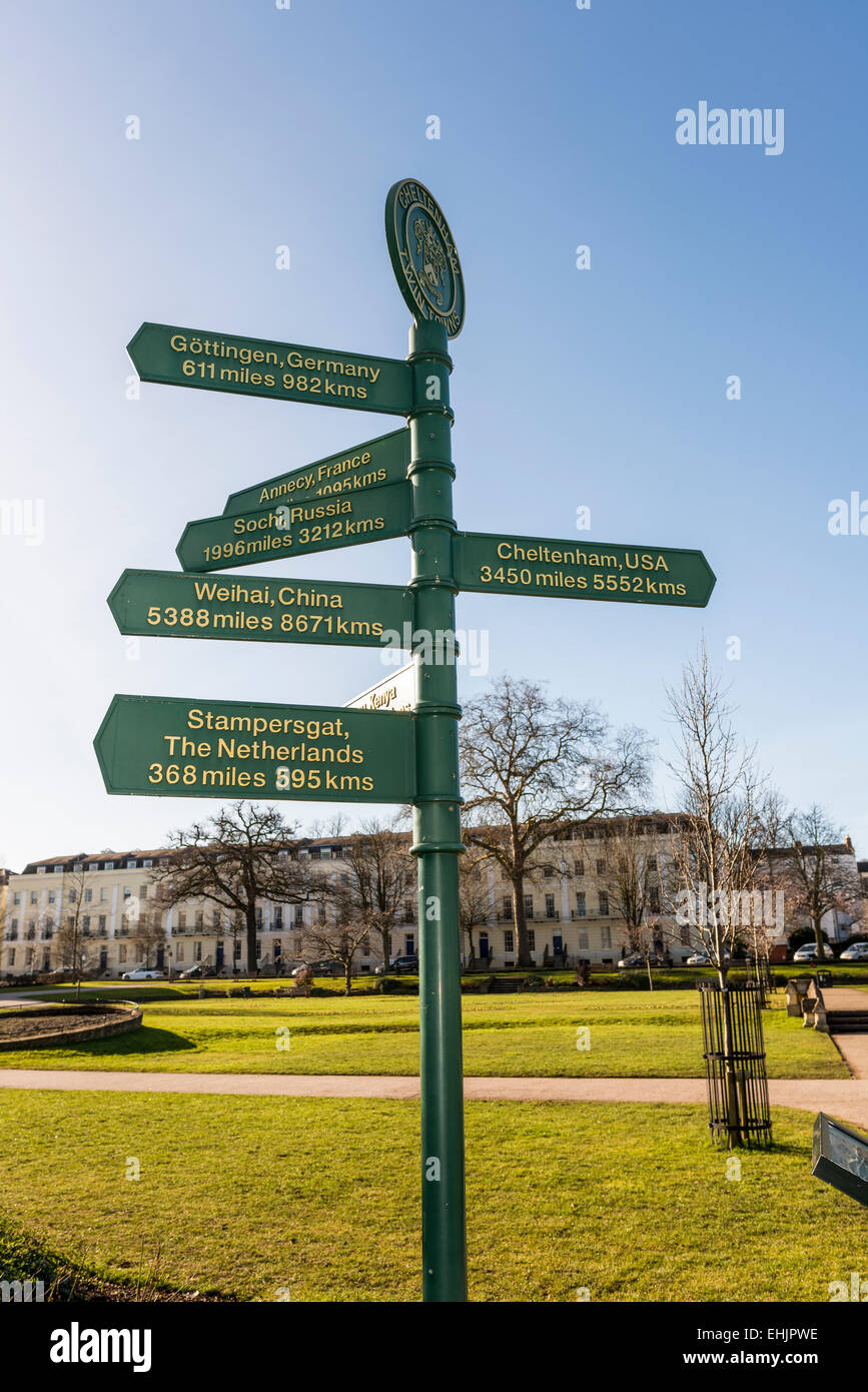 Ein Wegweiser in den kaiserlichen Gärten von Cheltenham, Gloucestershire auf Städte, die mit Cheltenham weltweit partnerschaftlich verbunden sind Stockfoto